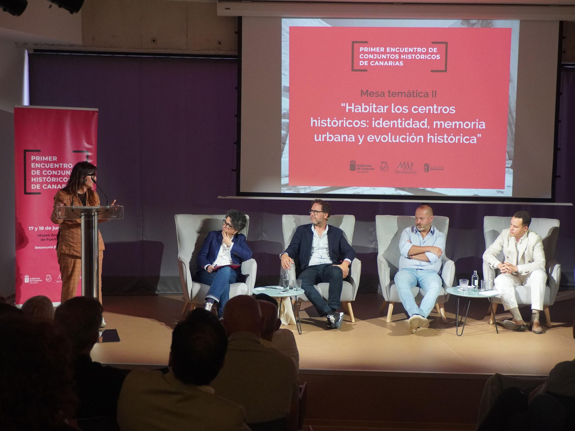La historiadora Macri González durante su intervención; en el centro Jesús Corroto, gerente del Consorcio de Toledo, y Pablo Torres, gestor de Patrimonio Histórico de La Orotava, entre Maria Carmen Naranjo y Adrián Santana.
