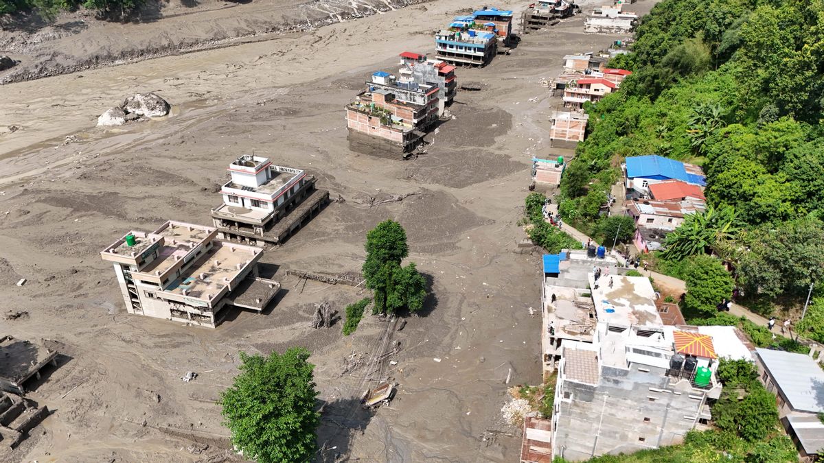 Edificios inundados por la crecida del río Trishuli.