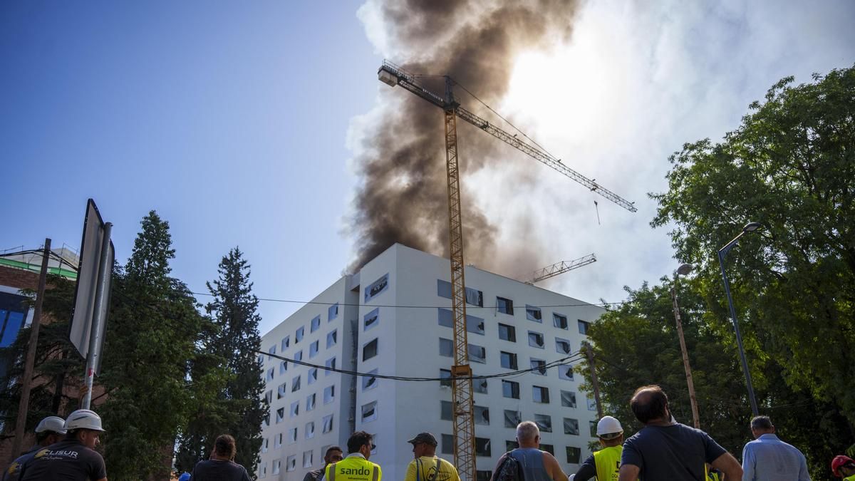 El incendio en la antigua fábrica de tabacos de Sevilla retrasa la apertura del hotel de lujo previsto