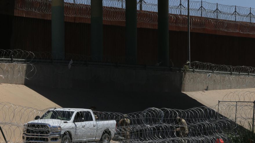 Texas refuerza barricada de alambre pese a orden del Gobierno de EE.UU. para retirarla