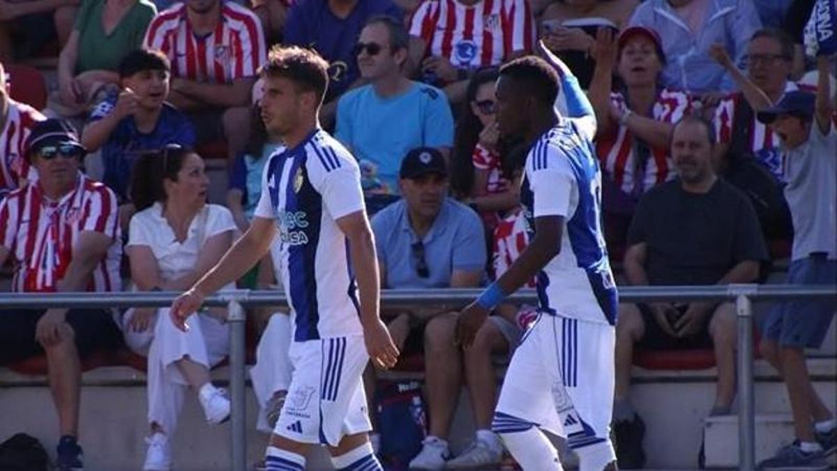 Abdoulaye Keita celebra el gol que marcó en el primer tiempo para la Deportiva Ponferradina contra el Atlético Madrileño.