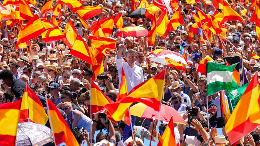 Feijóo exige a Sánchez que se "rinda" ante la democracia y se declara listo para relevarle