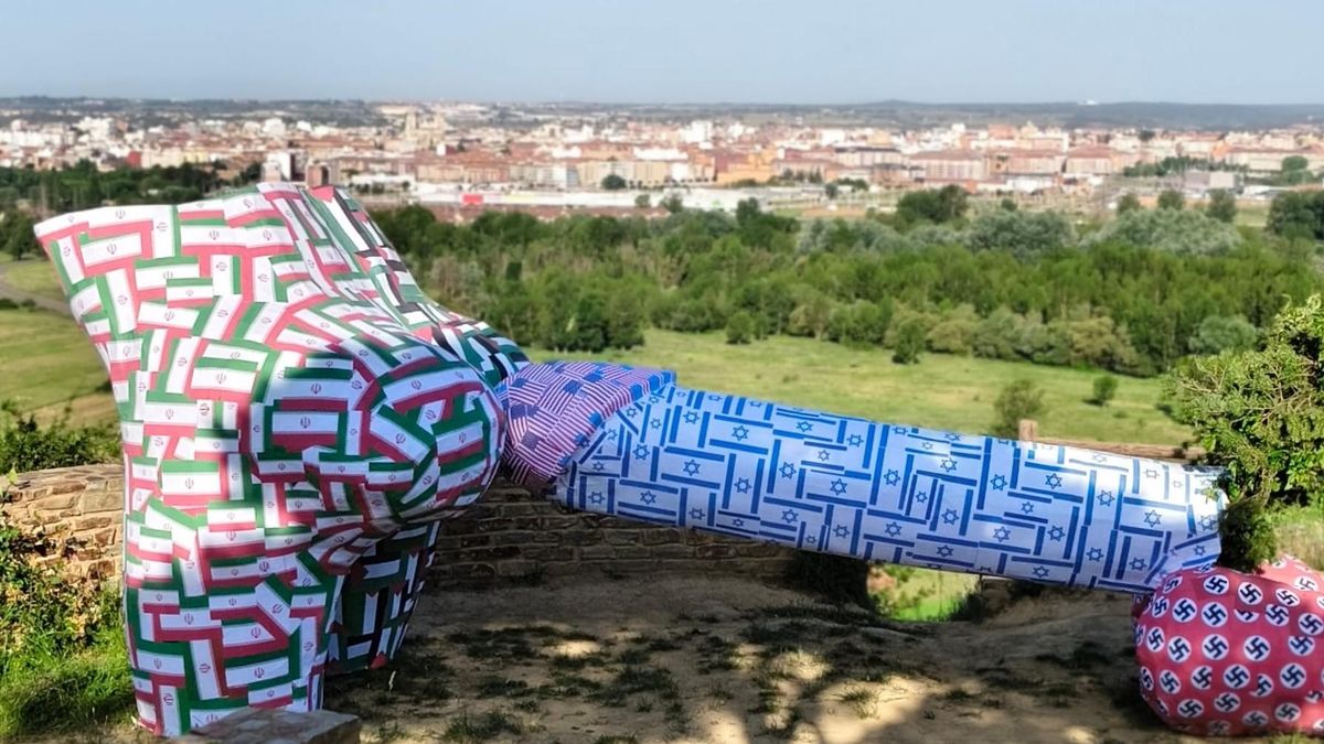 El ‘Banksy’ leonés reaparece con una gran escultura sexual sobre el genocidio en Gaza con vistas a la ciudad de León
