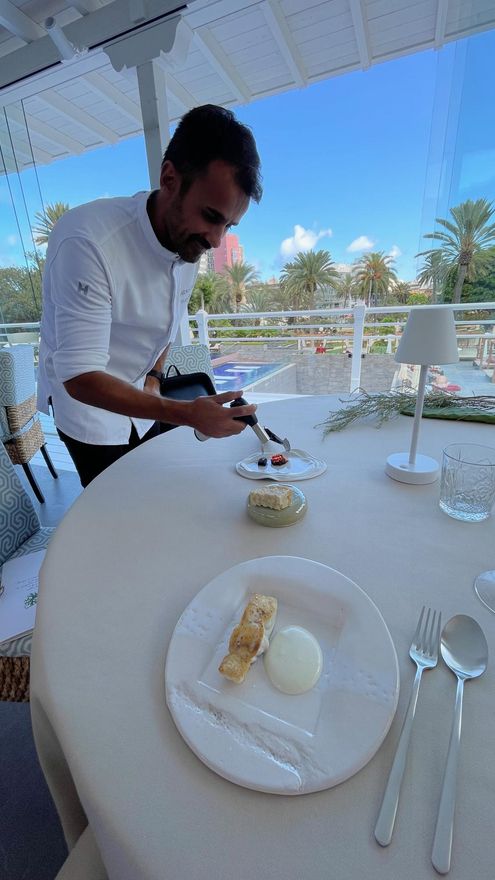 Borja, elaborando en mesa