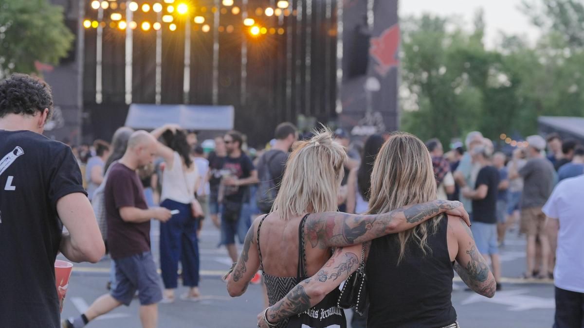Dos personas disfrutan de la música del Azkena Rock Festival