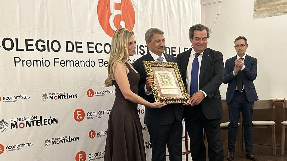 Javier Oblanca recibe el XIII Premio Fernando Becker Gómez por su trayectoria al frente del Grupo Oblanca