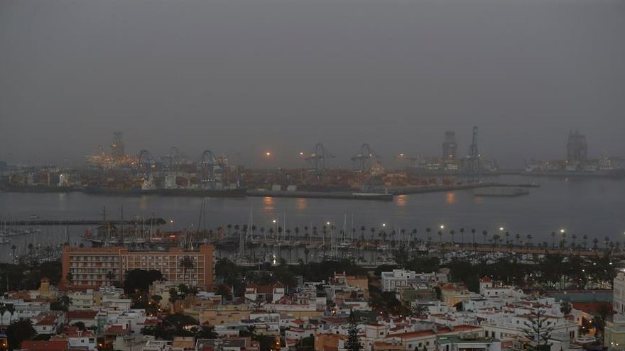 Puerto de La Luz y de Las Palmas, bajo una densa capa de calima