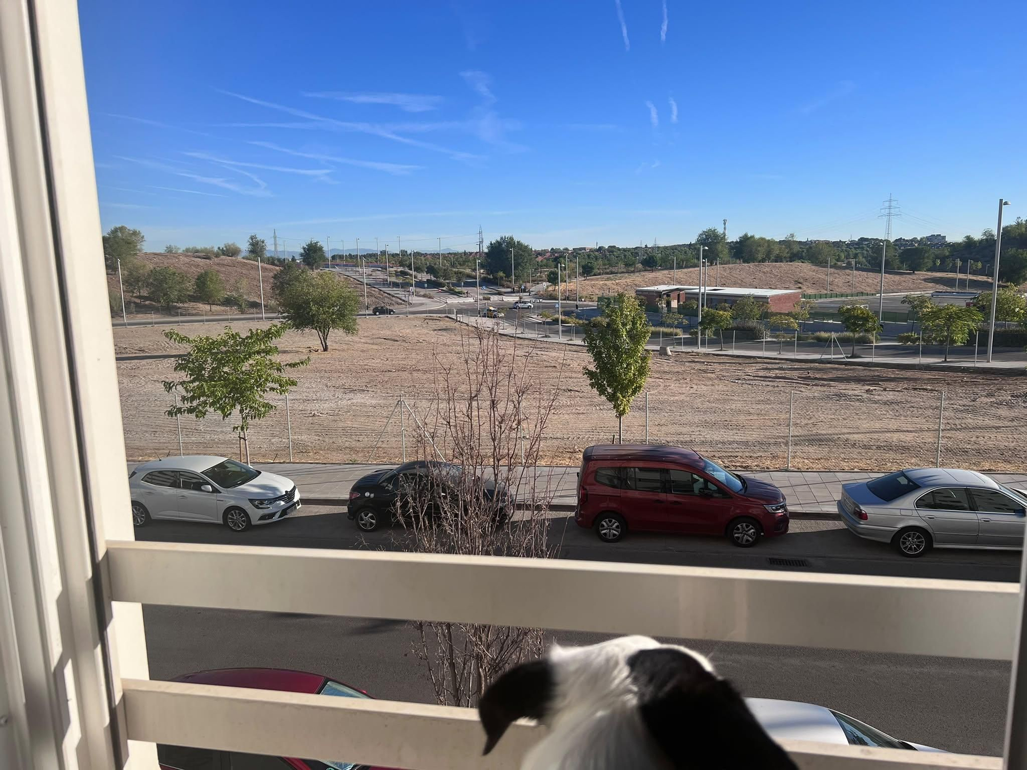 Vista de la parcela donde la Junta de Vicálvaro prepara el recinto ferial que ahora presenta como parking.