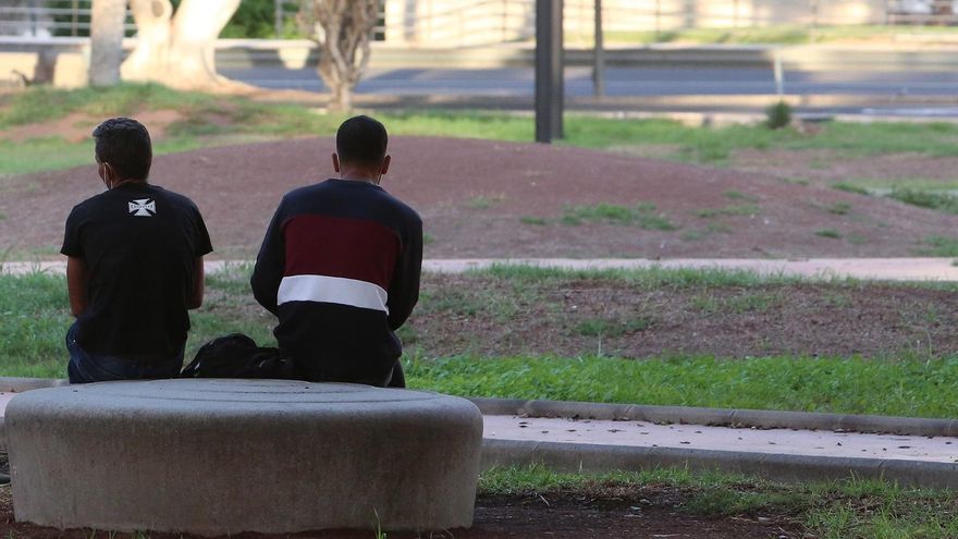Migrantes 'enjaulados' en Canarias: "A veces creo que me estoy volviendo loco"