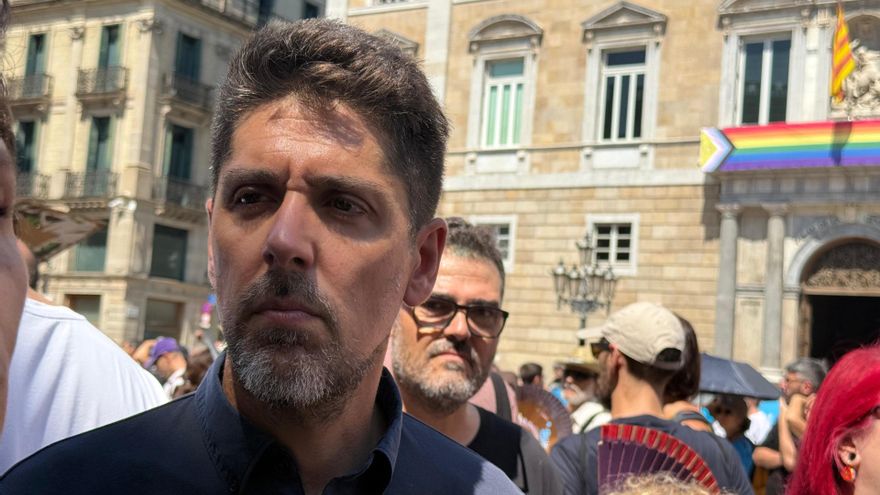 El líder de los Comuns en el Parlament, David Cid, en la concentarción contra la ampliación del Aeropuerto de Barcelona convocada por Zeroport en la capital catalana.