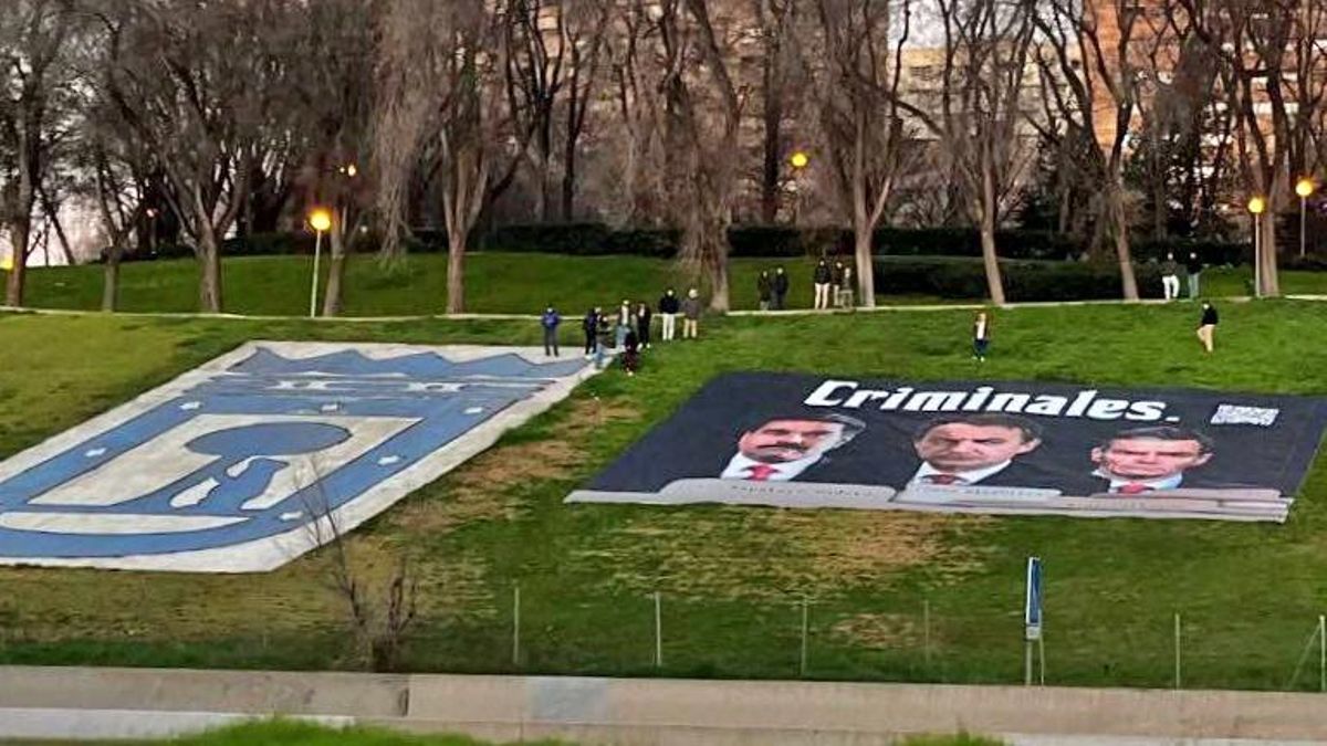 HazteOir despliega una lona en un parque de Madrid llamando "criminales" a Pedro Sánchez y a Zapatero junto a Maduro