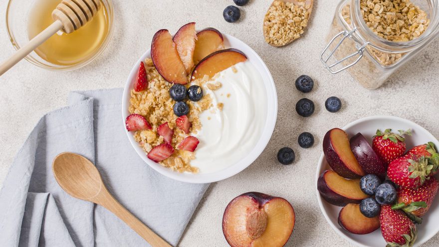 Crema de yogur montado, un postre fresco y ligero que no requiere cocinar