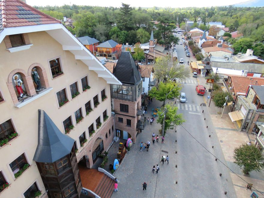 La calle principal de Villa General Belgrano desde lo alto de la Torre del Reloj.