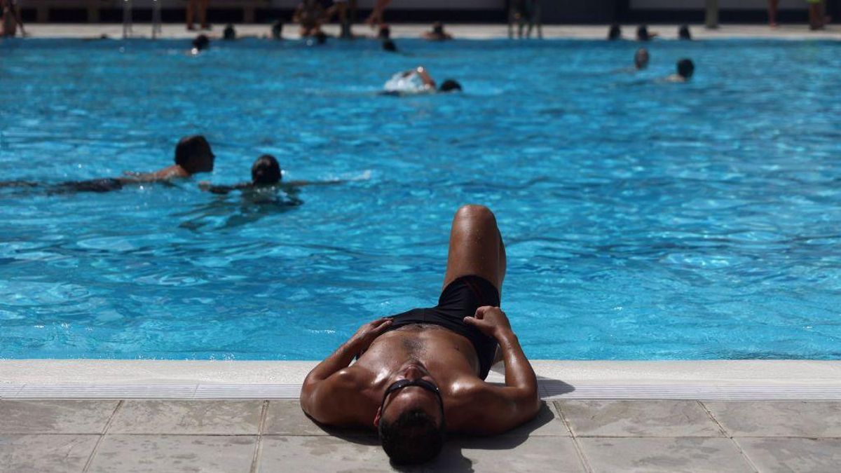 Bañistas escapando de una ola de calor en la piscina de Casa de Campo (Madrid, 2022).