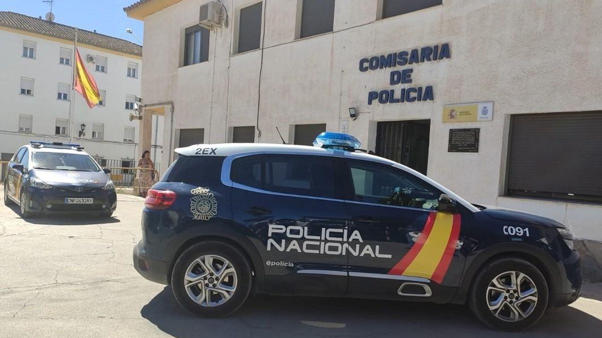Vehículos de la Policía Nacional ante la comisaría.