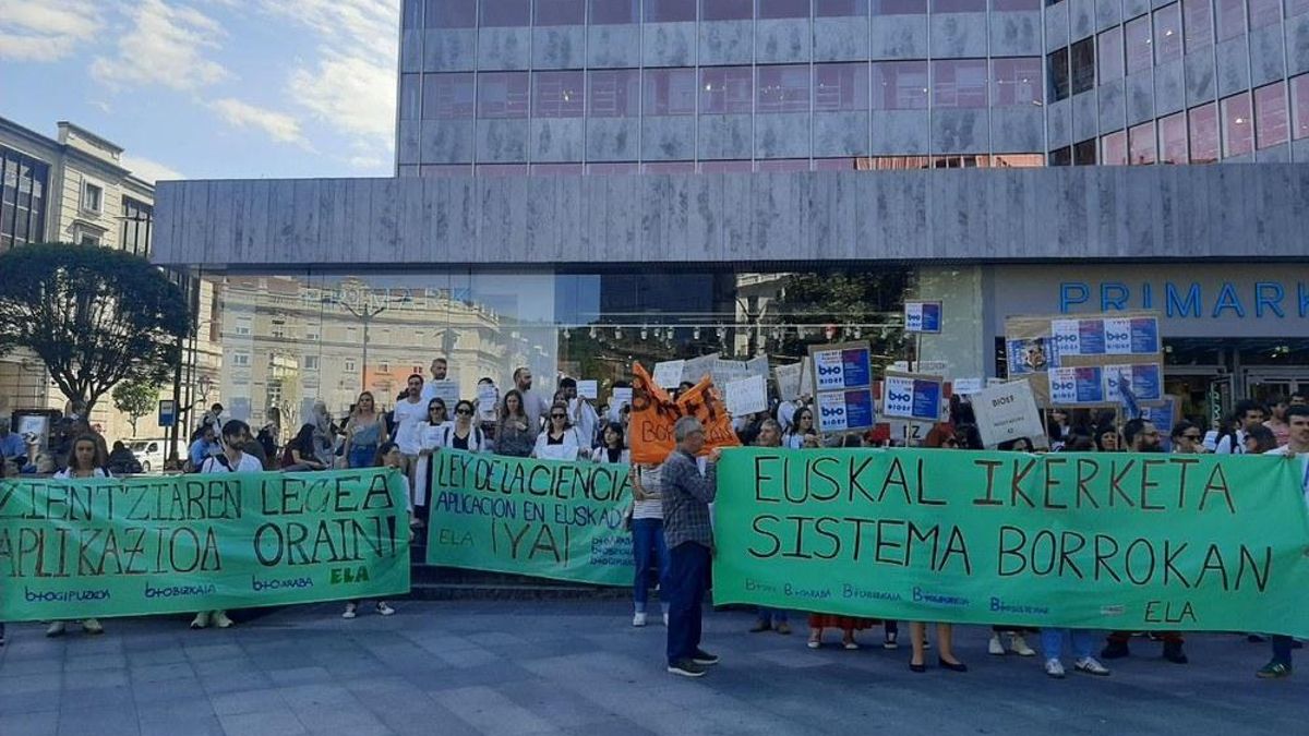 Protesta de los trabajadores de centros de investigación en una manifestación en Bilbao por sus condiciones laborales