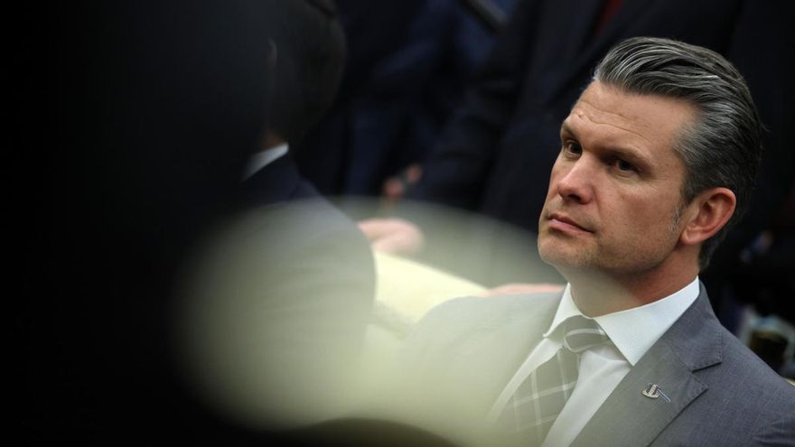 Pete Hegseth asiste a una reunión bilateral entre el presidente estadounidense Donald Trump y el canciller alemán Friedrich Merz celebrada en el Despacho Oval en Washington.