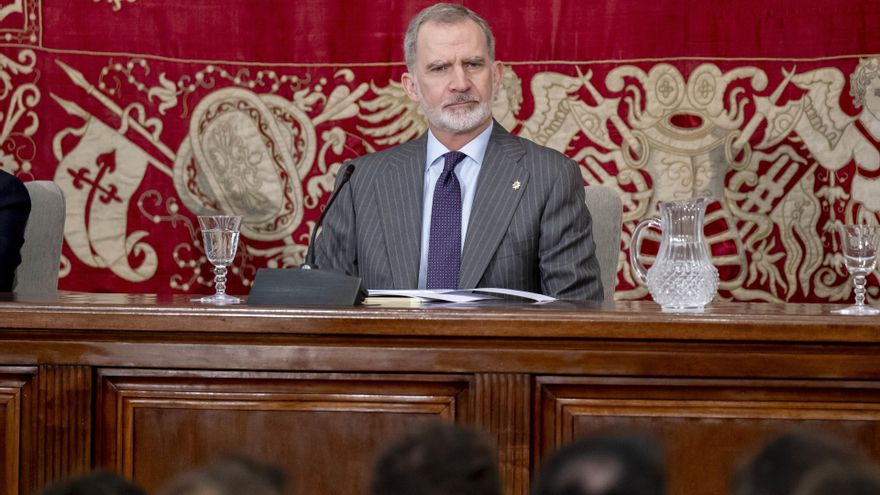 El Rey Felipe VI durante la entrega de los despachos de secretario de embajada a la LXXVII promoción de la carrera diplomática, en la Escuela Diplomática, a 26 de febrero de 2026, en Madrid (España).