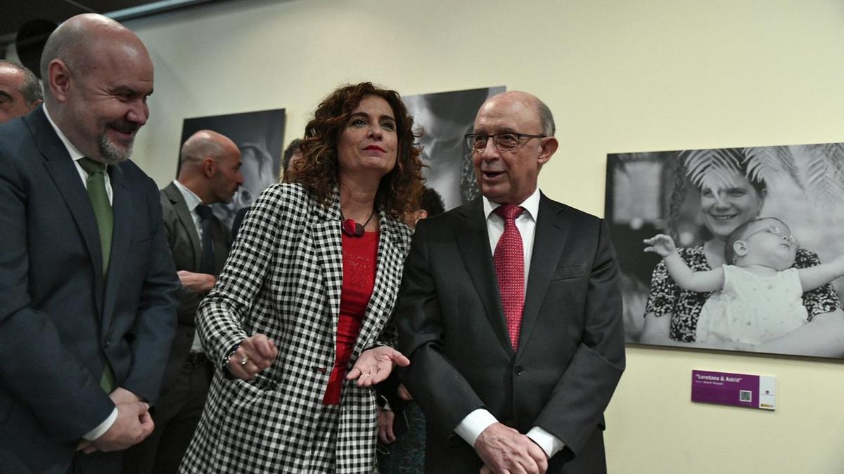 El exministro de Hacienda del Gobierno de Mariano Rajoy, Cristóbal Montoro, (derecha) junto a la actual portavoz del Gobierno y ministra de Hacienda, María Jesús Montero.
