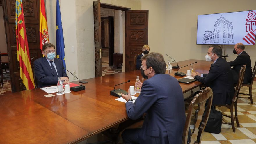 El presidente del Gobierno valenciano, Ximo Puig, con representantes de Janssen.