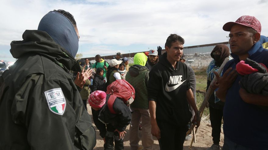 Trifulca entre migrantes y agentes en la frontera entre México y Estados Unidos