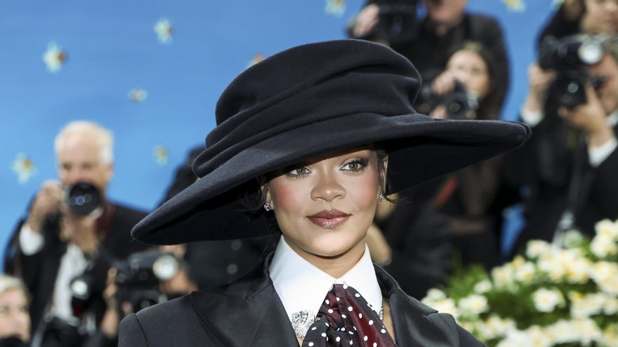 Rihanna anuncia su tercer embarazo en la Met Gala