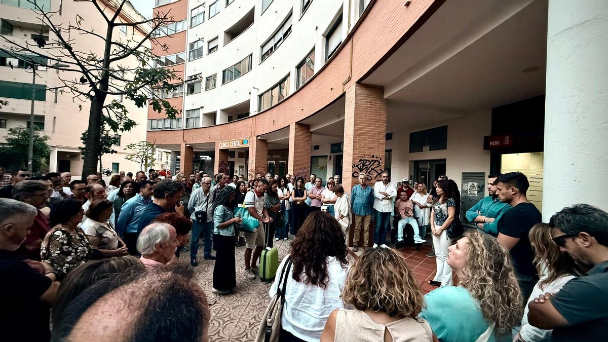 El PSOE de Extremadura guarda cinco minutos de silencio por la muerte de Guillermo Fernández Vara