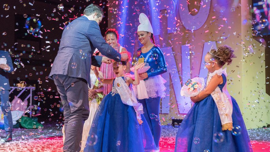 José Julián Mena corona a la nueva reina infantil de Arona