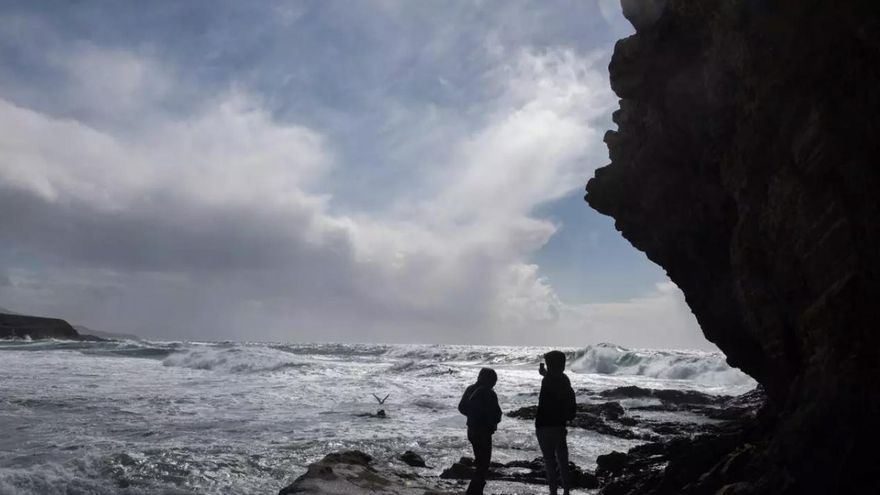 El Gobierno canario activa dos prealertas por fenómenos meteorológicos adversos