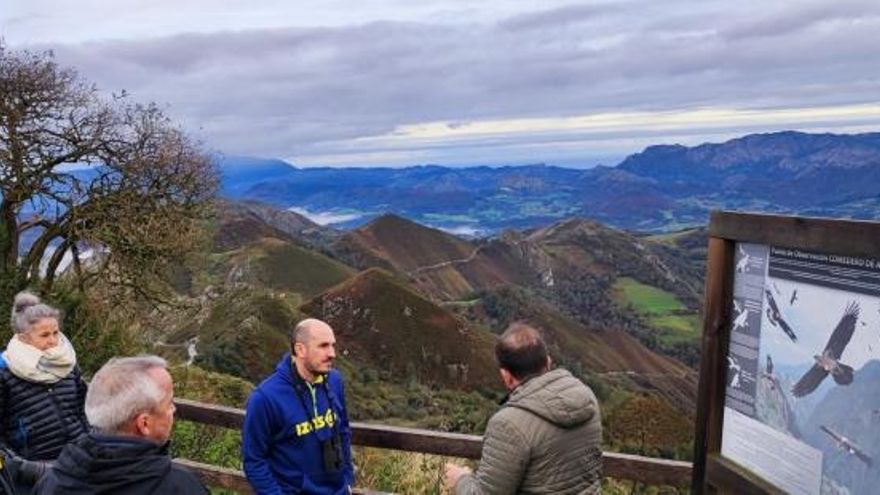El director general de Medio Natural y Gestión Forestal, Diego Bayona, ha conocido este sábado y de primera mano, el proyecto de reintroducción del Quebrantahuesos en el Parque Nacional de Picos de Europa.