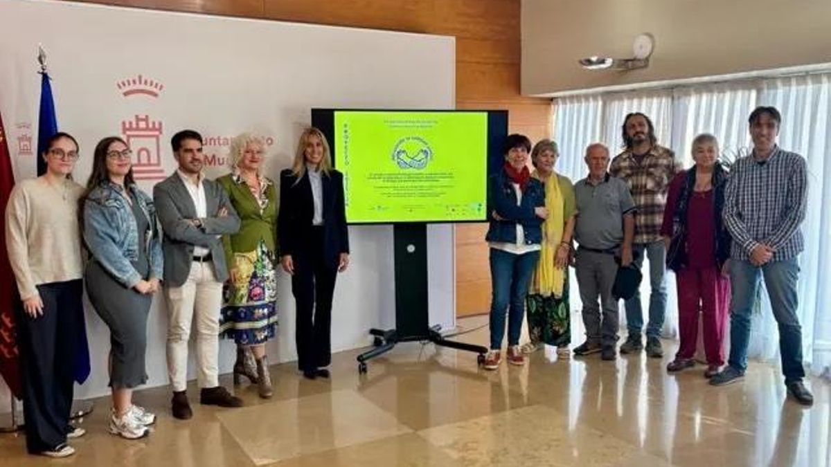 'Abrazando la soledad juntos' inicia su andadura en los centros culturales de Murcia