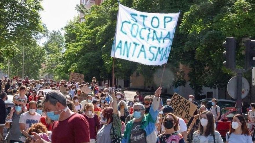 Manifestación vecinal contra la instalación de 'cocinas fantasma' junto a un colegio de Arganzuela