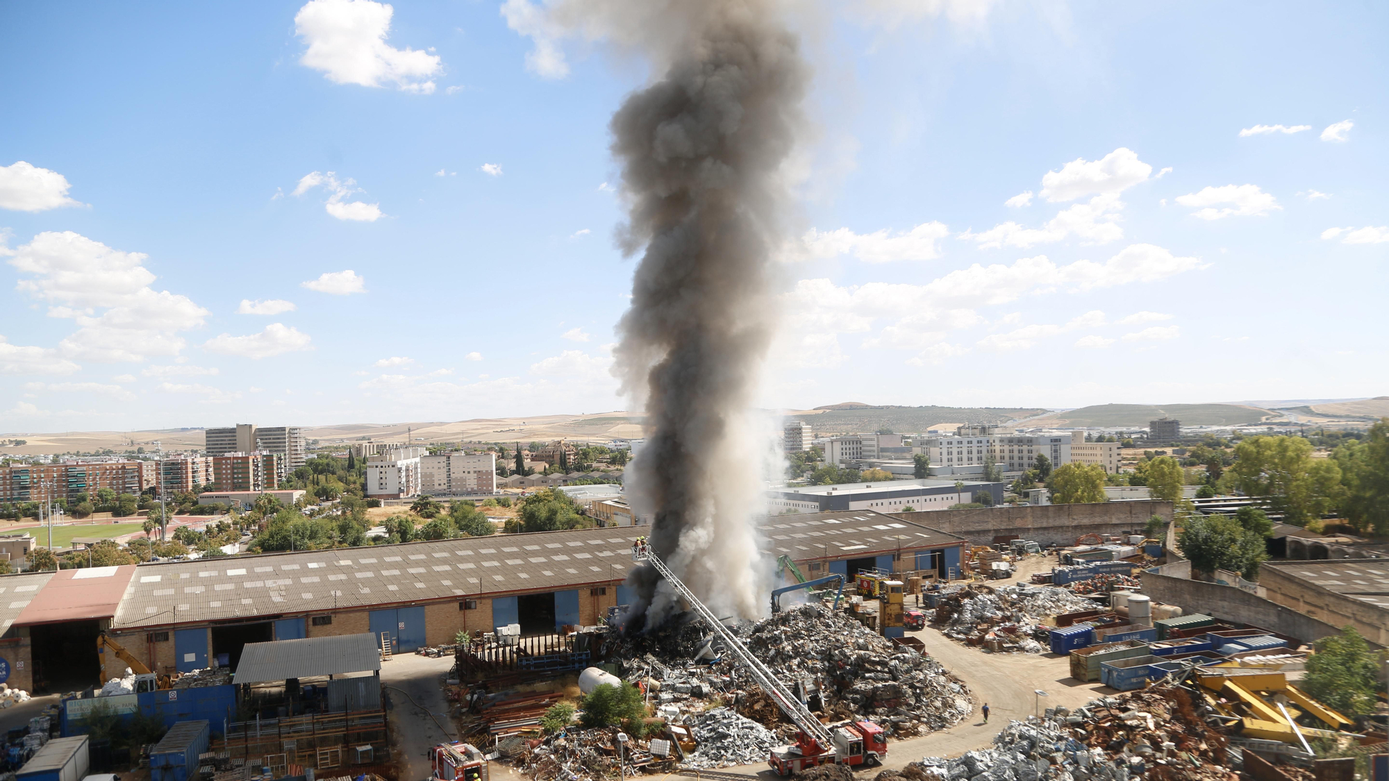 Los bomberos acuden a sofocar un aparatoso incendio de chatarra en los terrenos de la empresa Solanas