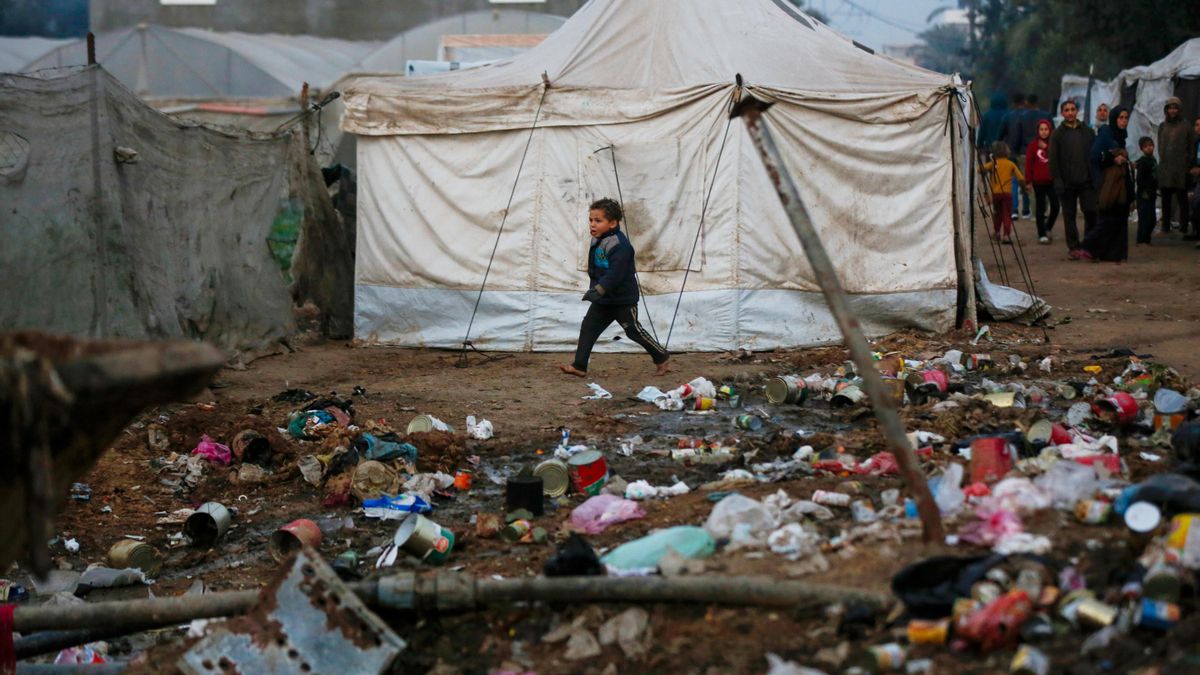 Tiendas de campaña rodeadas de basura en Gaza