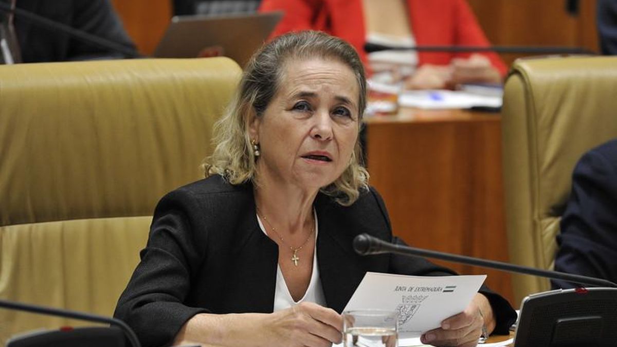 La consejera de Educación rechaza dimitir ante una oposición que pide consecuencias políticas tras la crisis del transporte