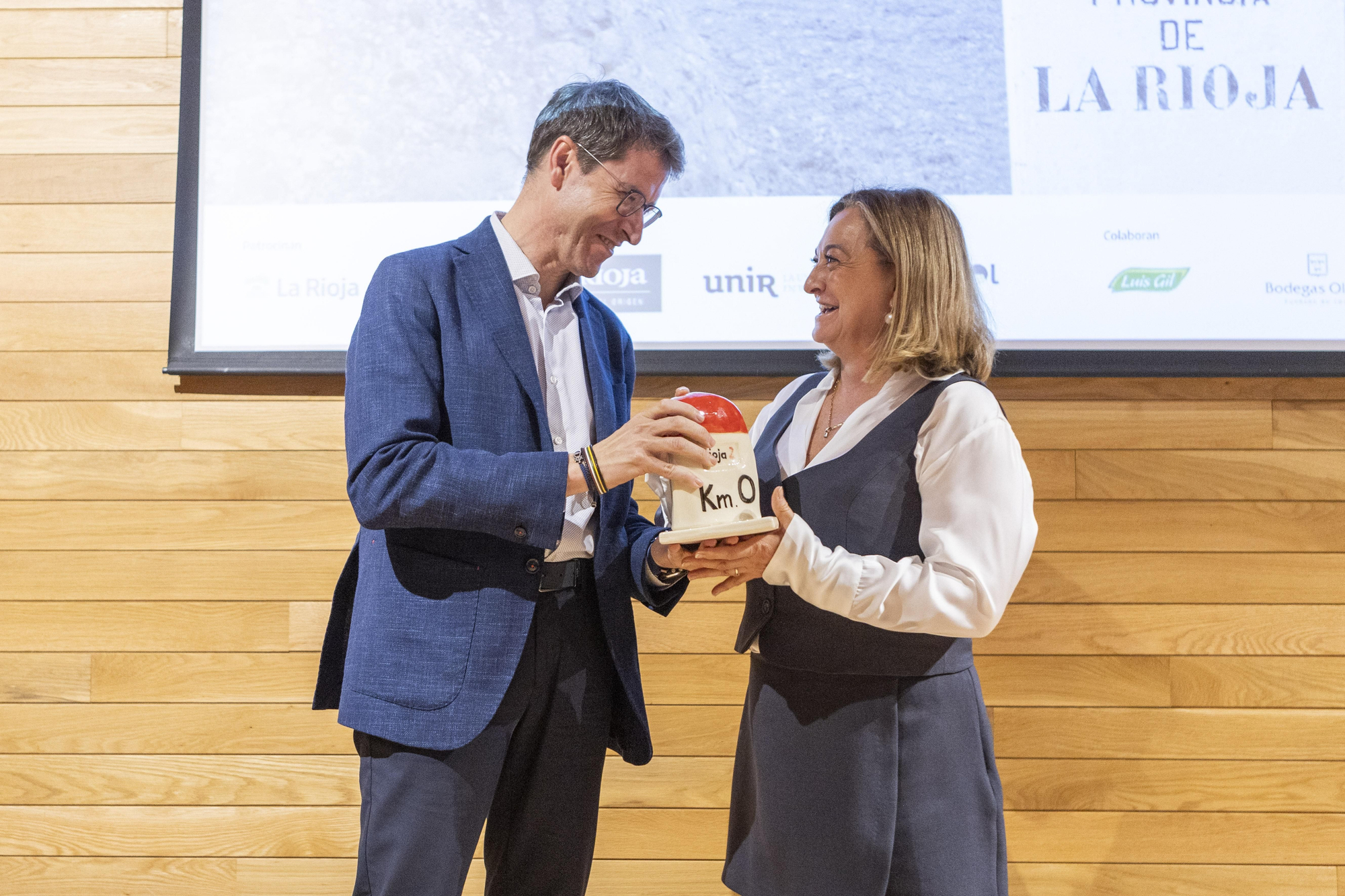 El premio Persona del Año elegido por la audiencia fue para Sara Ortega. Entrega el premio el presidente Gonzalo Capellán y lo recoge la madre de la futbolista, Noemñi Ruiz