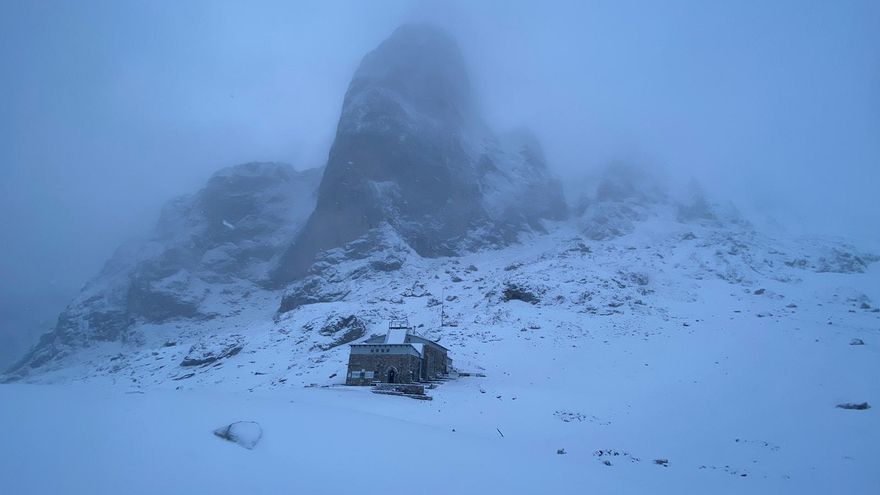 La nieve reaparece en pleno mayo y tiñe de blanco montes y carreteras de la red principal de Asturias