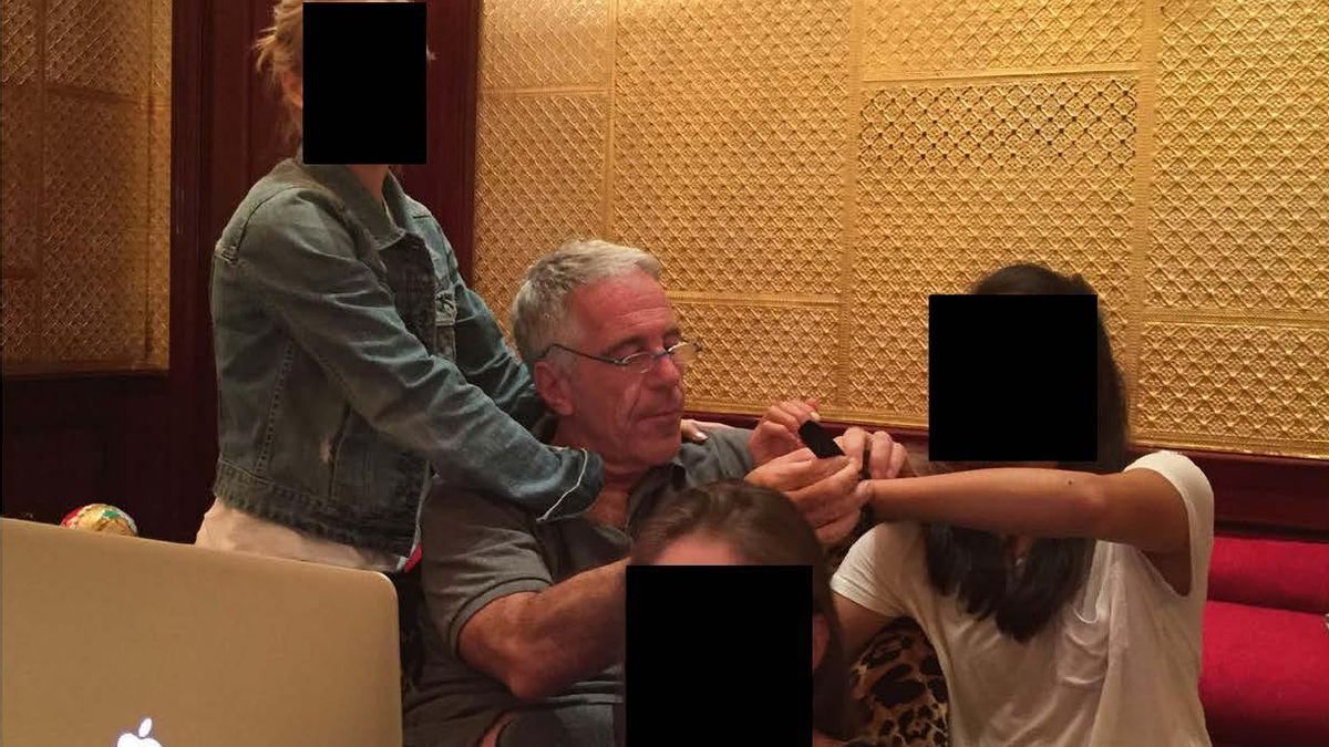 Nuevas imágenes de Epstein a la espera de que Trump desclasifique los archivos: mensajes sobre chicas de 18 años y fotos con Bill Gates y Chomsky