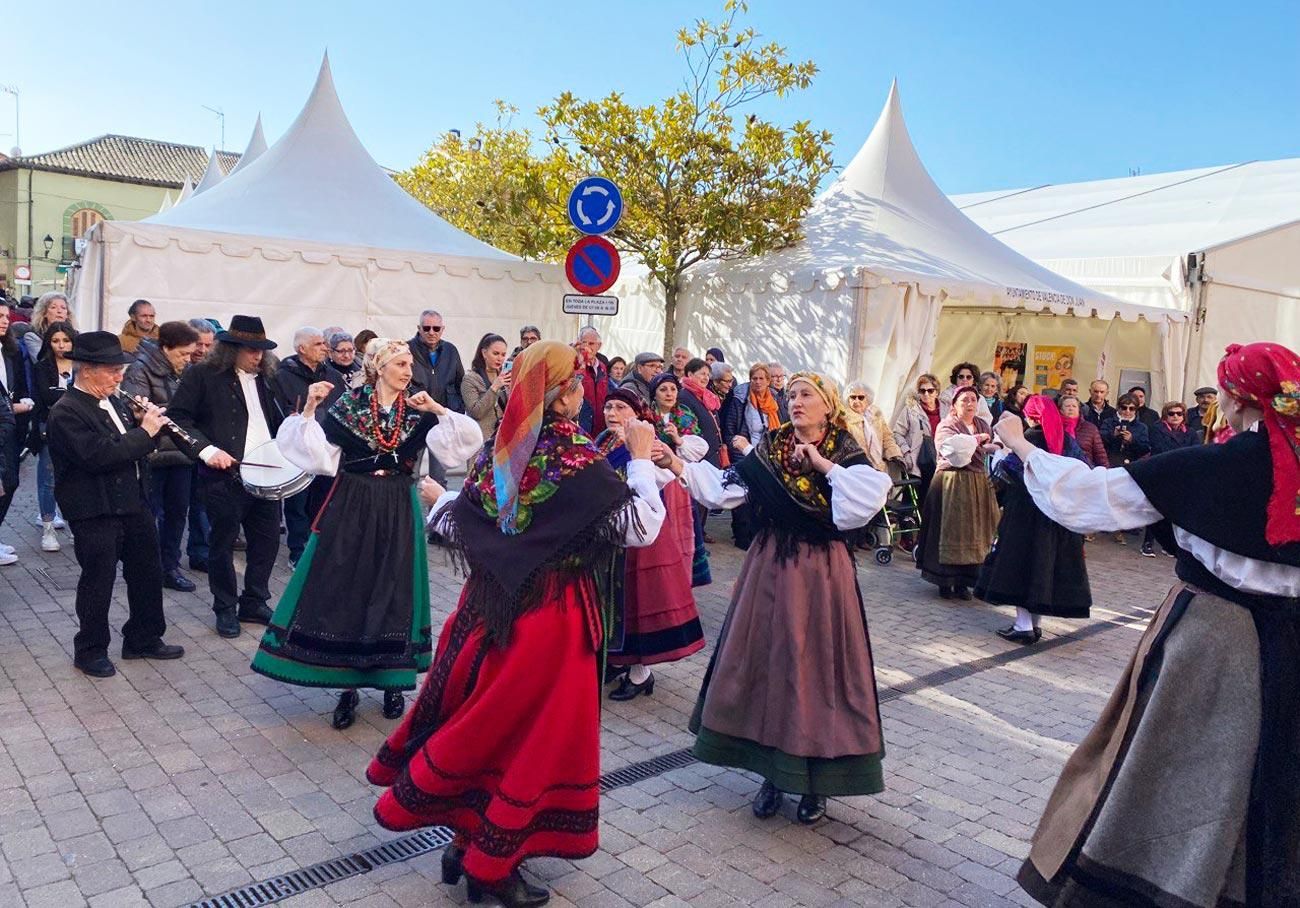 La Feria de Febrero contó con bailes regionales leoneses como acto cultural.