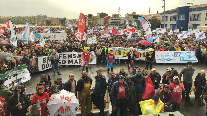 'Altri, non!' por mar y tierra: miles de personas y más de 600 barcos toman A Pobra contra la macrocelulosa