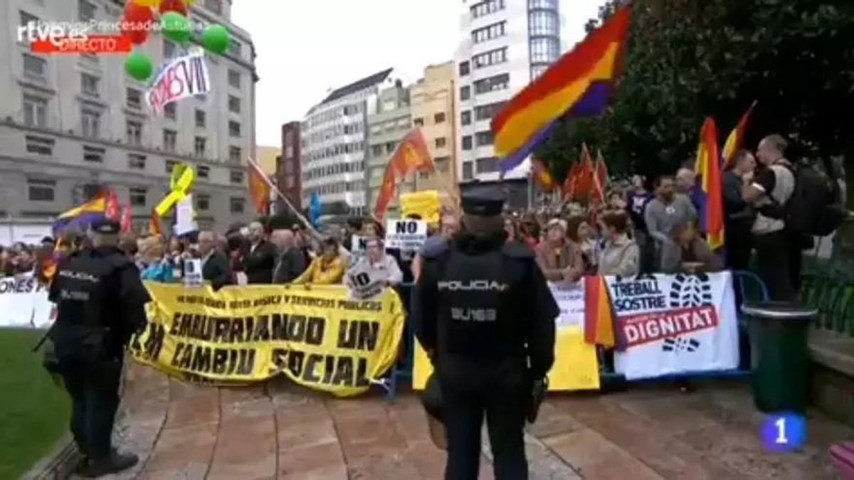 Primer plano de las protestas emitido por TVE en una edición anterior de la ceremonia de entrega de los Premios en Oviedo/Uviéu