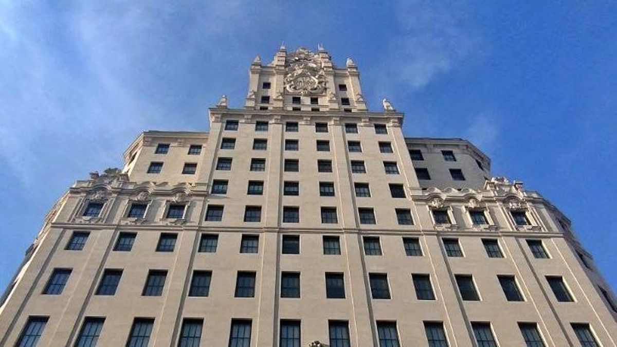 Telefónica vende su sede histórica de Gran Vía por 200 millones al magnate de los centros comerciales Tomás Olivo