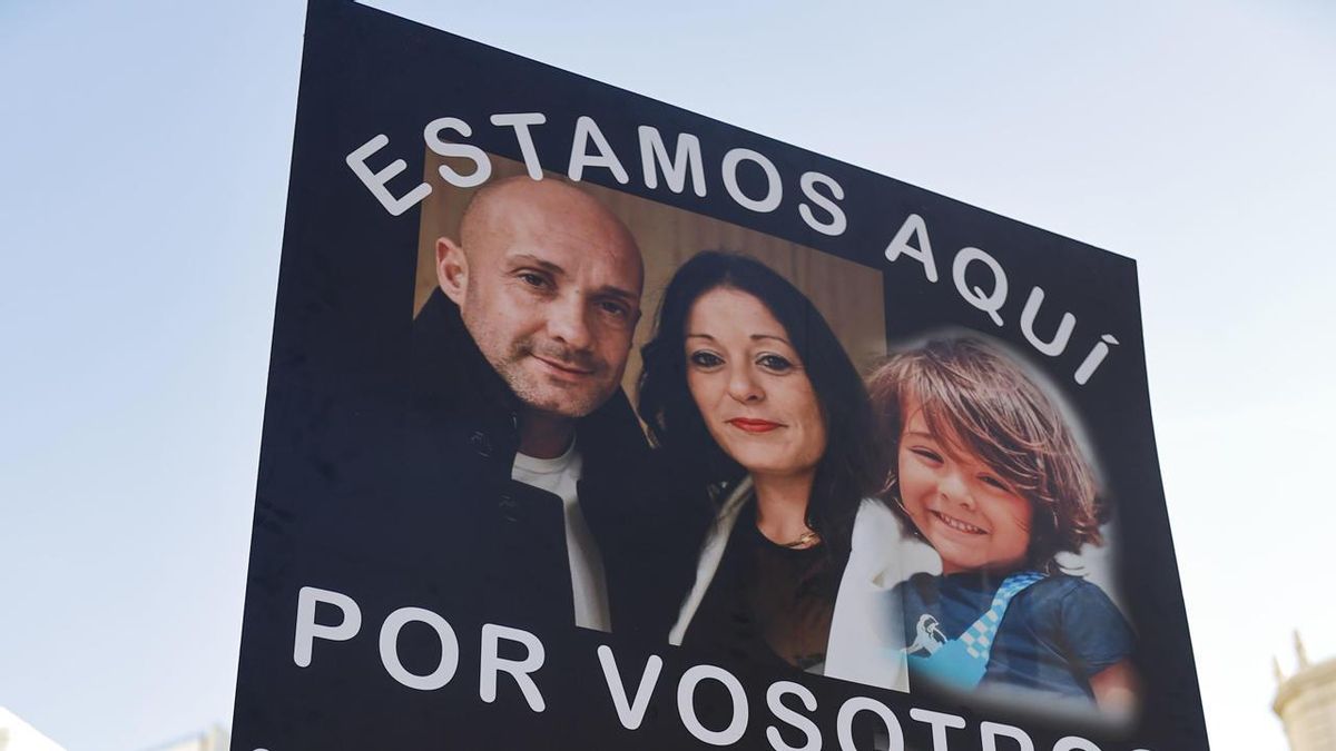 Imagen de tres víctimas en la duodécima manifestación bajo el lema "Renuncia de Mazón" contra la gestión de la dana que hizo el president de la Generalitat, Carlos Mazón