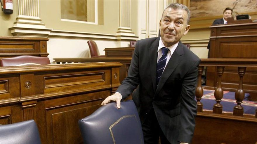 El presidente del Gobierno de Canarias, Paulino Rivero, a su llegada al salón de plenos del Parlamento regional donde hoy se celebró sesión plenaria. EFE/Cristóbal García