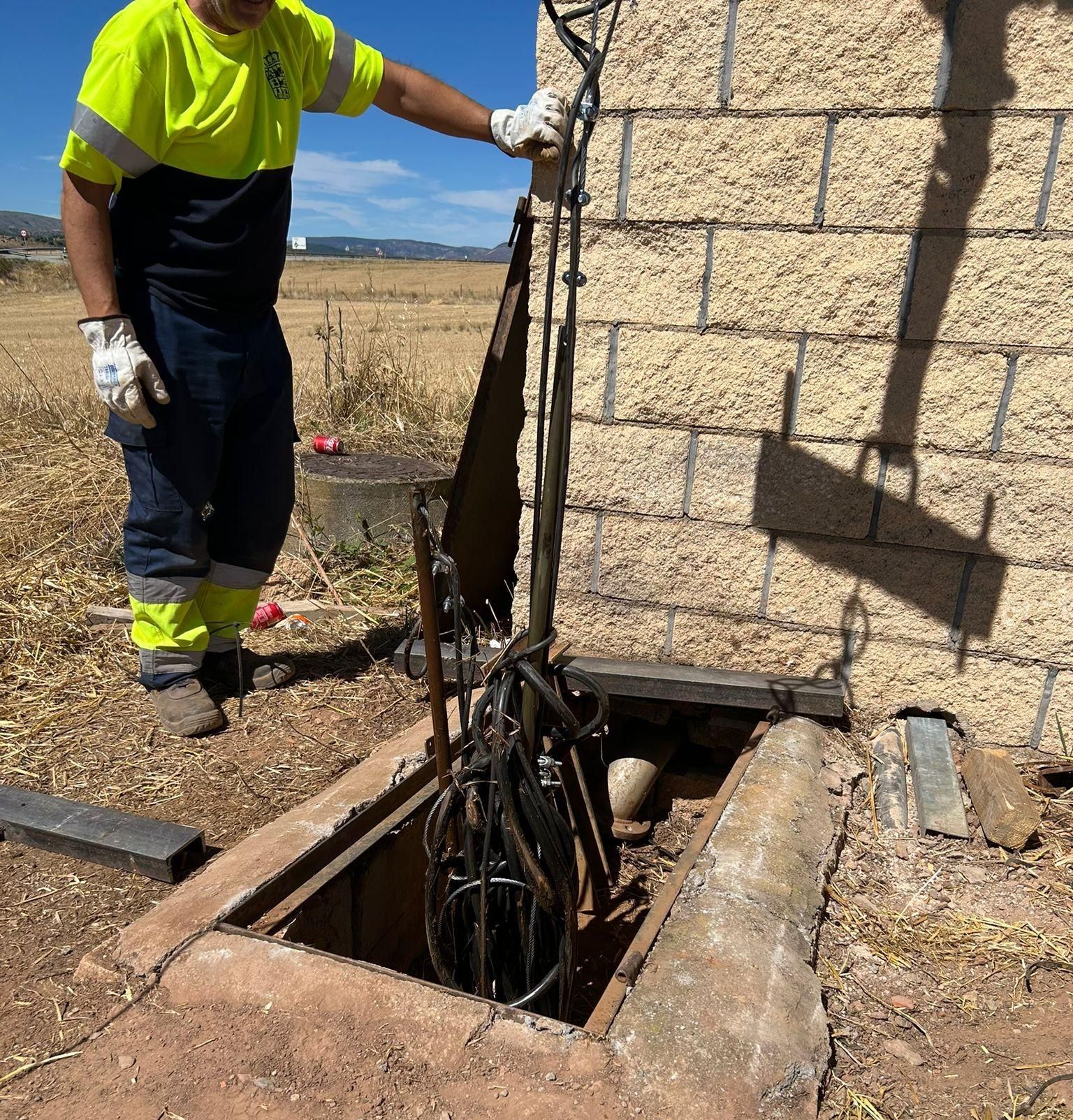 Actuación de la Diputación de Guadalajara para instalar una bomba de agua en el pozo principal de Atienza, donde por accidente cayó al fondo del mismo
