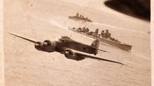 Los buques de guerra Canarias y Cervera, junto a aviones, durante el mayor crimen de guerra del franquismo.