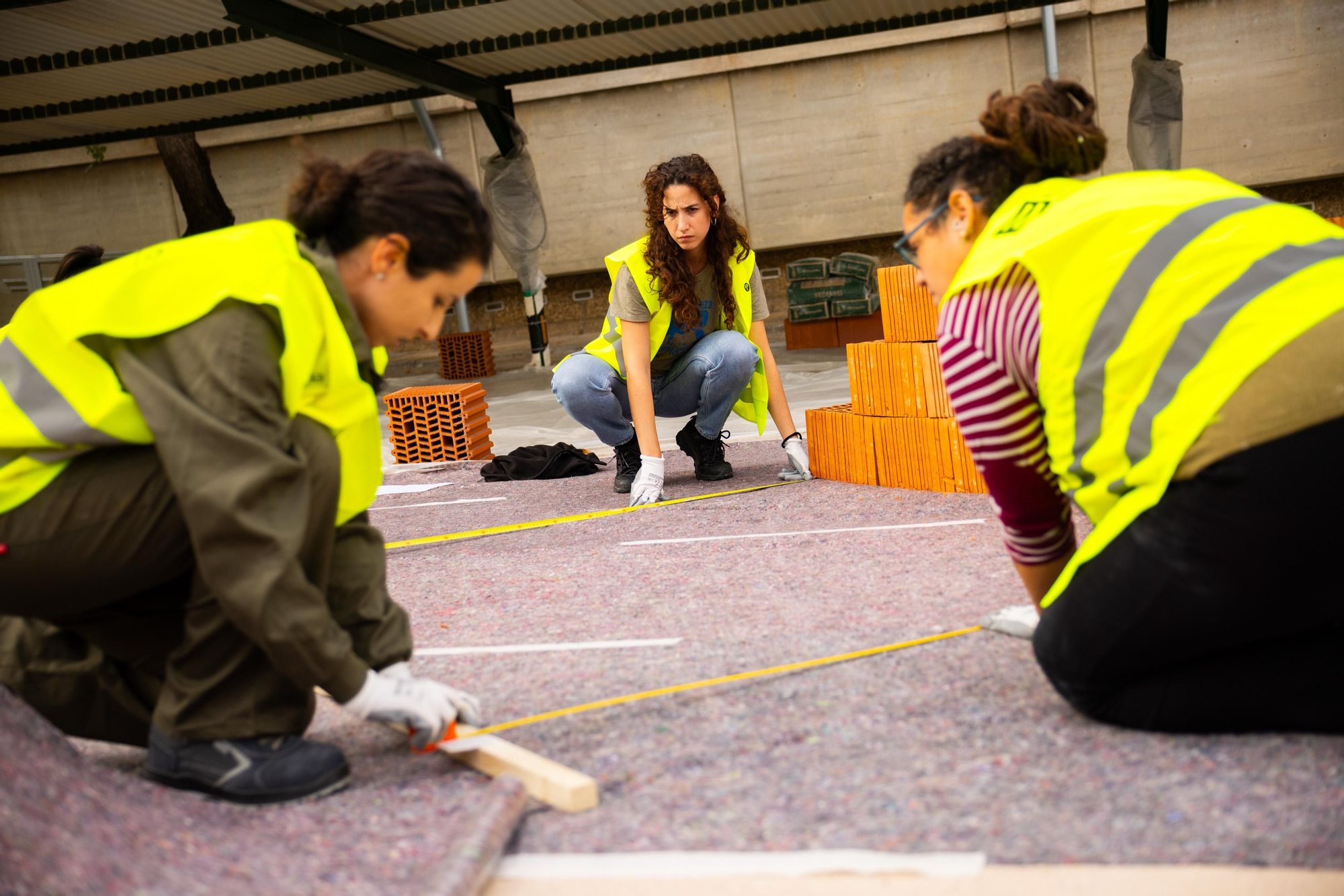 Las alumnas han reproducido los saberes empleados históricamente por los maestros albañiles de Extremadura y Portugal