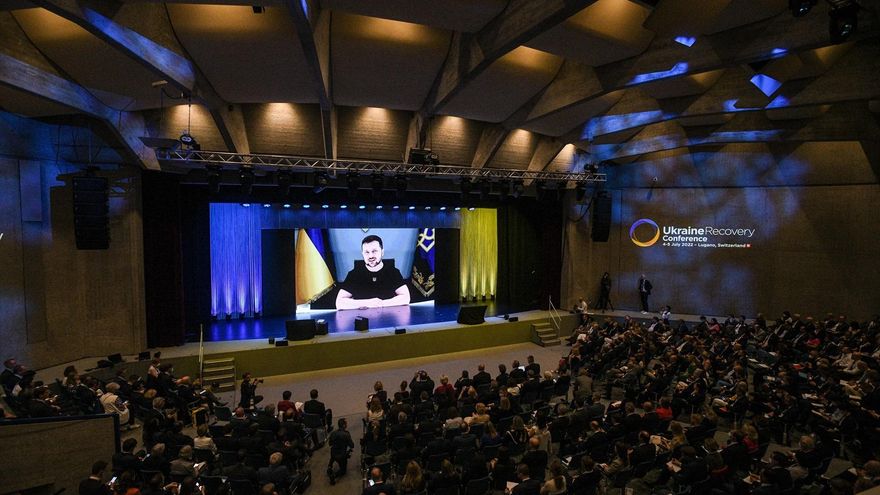 Volodímir Zelenski participa por videoconferencia en la Conferencia de Recuperación de Ucrania celebrada en Suiza