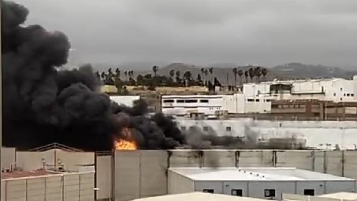 La columna de humo provocada por el incendio en un taller en Las Palmas de Gran Canaria.