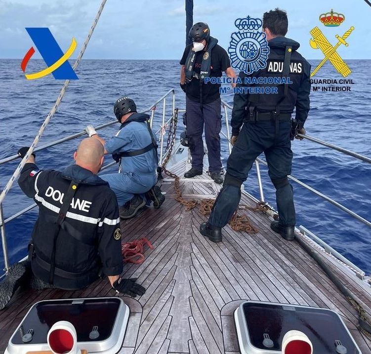 Agentes en el velero Nemo, interceptado con drogas a bordo a 600 millas de Canarias